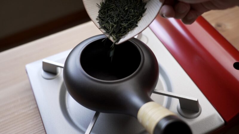 コンロで温める焙烙に茶葉を入れる